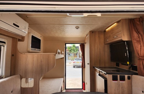 Jalan Bani Buhassan Alquiler De RV | Bidiyah Caravans (BJNCO RVS)