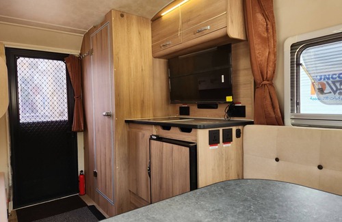 Jalan Bani Buhassan Alquiler De RV | Bidiyah Caravans (BJNCO RVS)