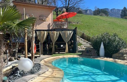 Mouxy Casa | Bienvenue dans notre Tiny House le Roscoland sur notre établissement professionnel à La Marc'Quize avec piscine partagée et bain nordique privatif en prestation supplément