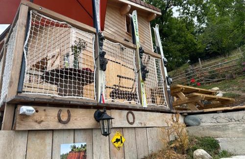 Mouxy Casa | Bienvenue dans notre Tiny House le Roscoland sur notre établissement professionnel à La Marc'Quize avec piscine partagée et bain nordique privatif en prestation supplément