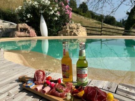 Mouxy Casa | Bienvenue dans notre Tiny House le Roscoland sur notre établissement professionnel à La Marc'Quize avec piscine partagée et bain nordique privatif en prestation supplément