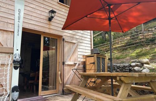 Mouxy Casa | Bienvenue dans notre Tiny House le Roscoland sur notre établissement professionnel à La Marc'Quize avec piscine partagée et bain nordique privatif en prestation supplément