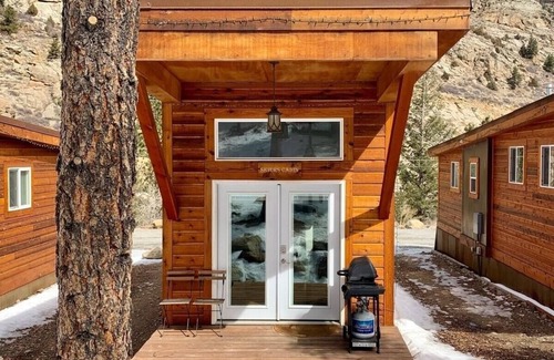 Idaho Springs Cabina | Bierstadt Cabin at Base Camp Lodging Company