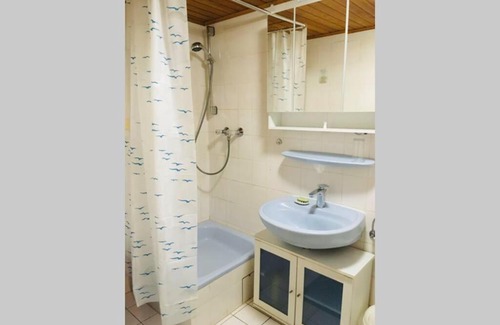 Rheidt Apartamento | Biete ruhige Zwei-Zimmer Souterrain-Wohnung