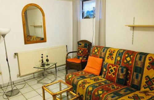 Rheidt Apartamento | Biete ruhige Zwei-Zimmer Souterrain-Wohnung