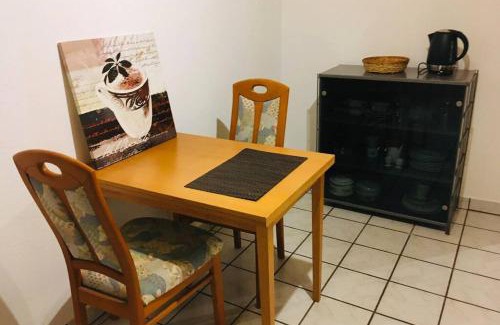 Rheidt Apartamento | Biete ruhige Zwei-Zimmer Souterrain-Wohnung