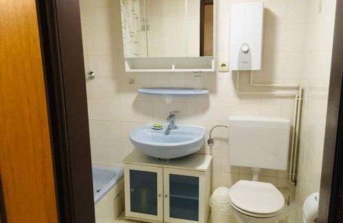 Rheidt Apartamento | Biete ruhige Zwei-Zimmer Souterrain-Wohnung