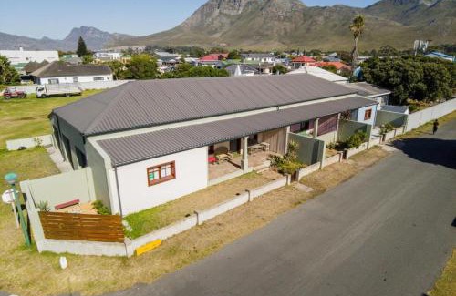 Kleinmond Casa | Bietjie Sjiek - cozy stay, big breakaway