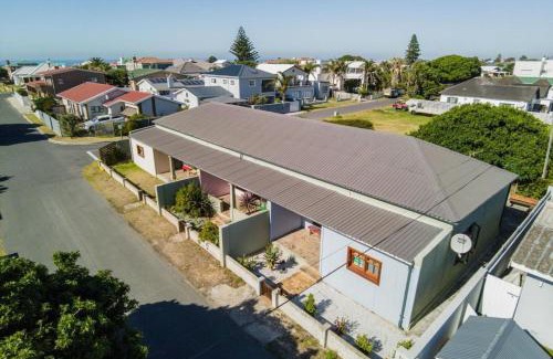 Kleinmond Casa | Bietjie Sjiek - cozy stay, big breakaway