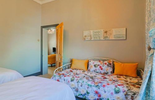 Kleinmond Casa | Bietjie Sjiek - cozy stay, big breakaway