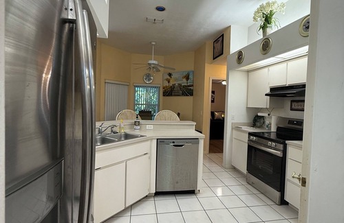Gainesville Casa | Big 4-bedroom home minutes from North Fl, Shands, Oaks Mall & Ben Hill Stadium