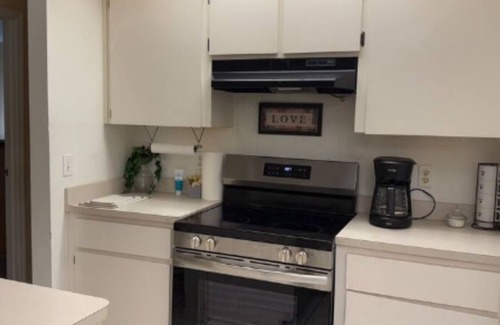 Gainesville Casa | Big 4-bedroom home minutes from North Fl, Shands, Oaks Mall & Ben Hill Stadium