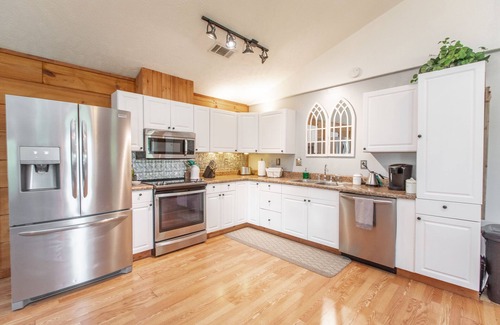 Mount Juliet Cabina | Big and Cozy Cabin Near Nashville, on 4 acres with King Bed & Pool