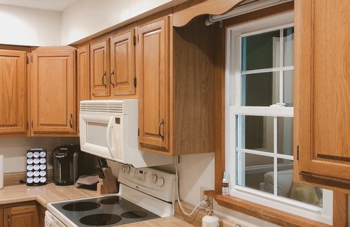 Winston Casa | 2,500 pies cuadrados, 2 acres, muebles nuevos, estanque de pesca, sala de juegos, bote de remos