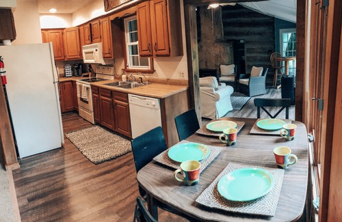 Winston Casa | 2,500 pies cuadrados, 2 acres, muebles nuevos, estanque de pesca, sala de juegos, bote de remos