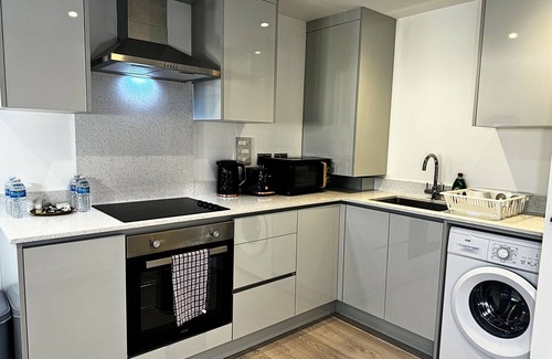 Ashford Apartamento | Big and Stylish. Flat , EV Charge possible, 5 minute drive to Heathrow airport