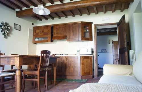 Motina Apartamento | Gran apartamento con jardín y cocina en una casa de campo en la Toscana