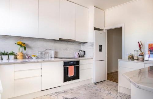 Cacilhas Apartamento | Big apt 4beds with terrace, 15 mins to Lisbon