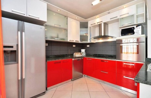 Kastel Gomilica Apartamento | Grandes balcones con vista al mar.