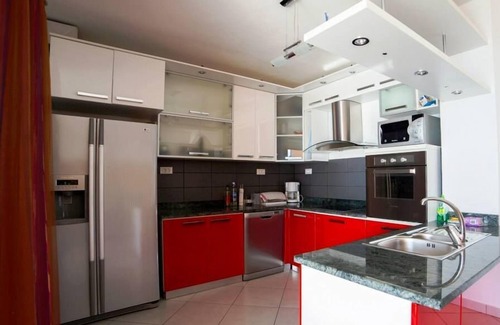 Kastel Gomilica Apartamento | Grandes balcones con vista al mar.