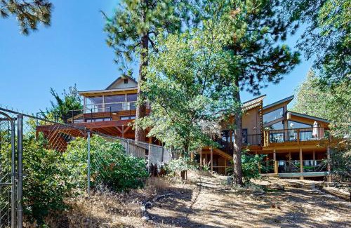 Fawnskin Casa | Big Bear 7th Heaven ~ Lakeview Chalet with Hot Tub, Sauna, Grill, Great Deck Views