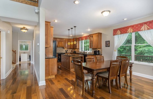 Old Fort Cabina | Big Bear Cabin | Game Room, Hot Tub, Fire Pit & Year-Round Views
