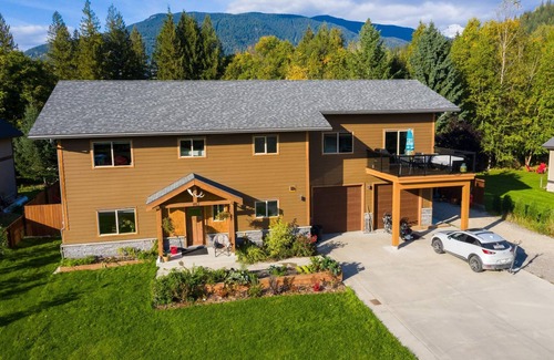 Revelstoke Casa | Nueva casa hermosa, espaciosa y acogedora con piscina climatizada, jacuzzi y sauna