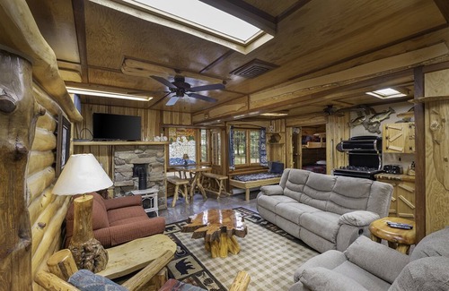 Boulder Junction Cabina | Big Bear Hideaway - Polar Bear Palace log cabin in Boulder Junction