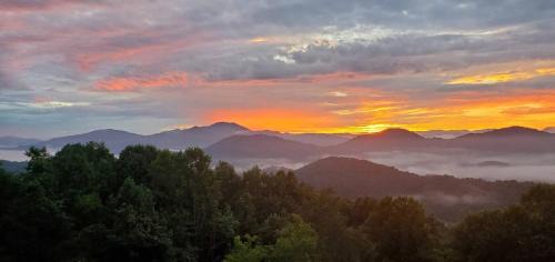 Waynesville Casa | Big Bear Lodge-Hot tub-Gazebo-Million dollar Views
