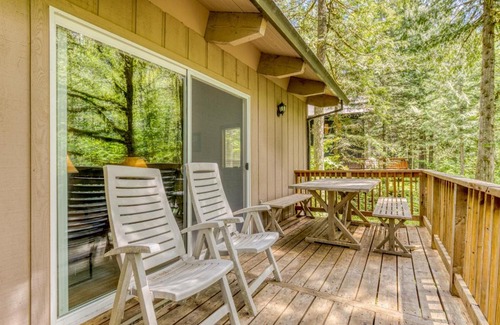 Rhododendron Casa | Big Bear River Retreat