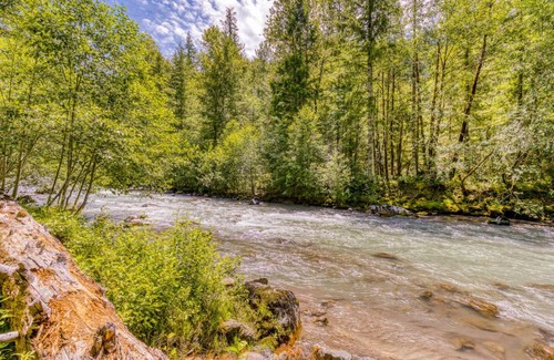 Rhododendron Casa | Big Bear River Retreat