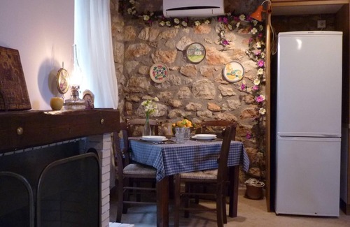 Gythio Apartamento | Casa tradicional de piedra azul grande