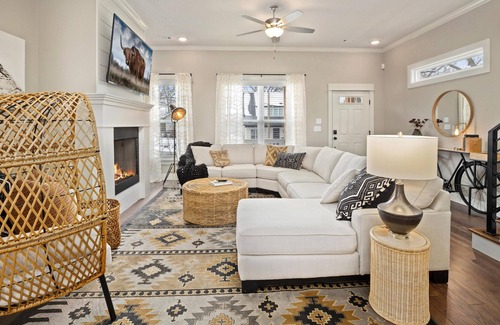 Downtown Casa | Big Blue on Main-hot Tub-less Than 1 Mi to Square