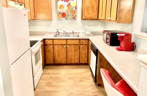 Jacksonville Casa | Big Central Modern Cozy 5 millas a Camp Lejeune, Walk-in a tiendas y restaurantes