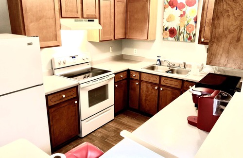 Jacksonville Casa | Big Central Modern Cozy 5 millas a Camp Lejeune, Walk-in a tiendas y restaurantes