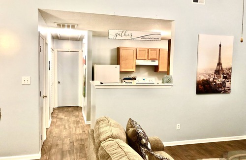 Jacksonville Casa | Big Central Modern Cozy 5 millas a Camp Lejeune, Walk-in a tiendas y restaurantes