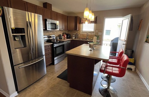 Amherstview Casa | Big & Charming Bungalow Getaway (nearby Walmart, LCBO, Beer Store, Mall, etc.)