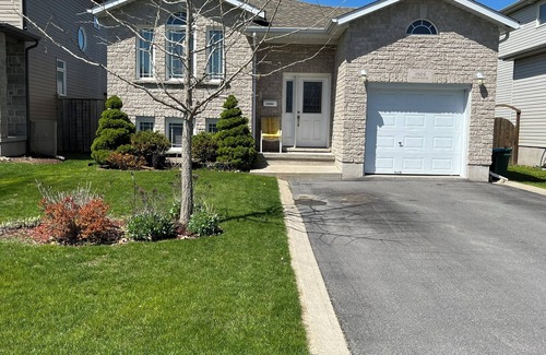 Amherstview Casa | Big & Charming Bungalow Getaway (nearby Walmart, LCBO, Beer Store, Mall, etc.)