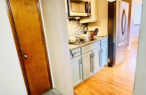 Parma Otro | Big Creek Castle Retreat- 5 BR, 1acre next to the Metroparks-5 mi to Cle Airport
