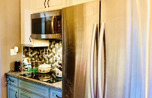 Parma Otro | Big Creek Castle Retreat- 5 BR, 1acre next to the Metroparks-5 mi to Cle Airport