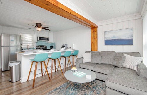 Crescent Beach Casa | Big dog friendly*Outdr Shower*1 blk to beach