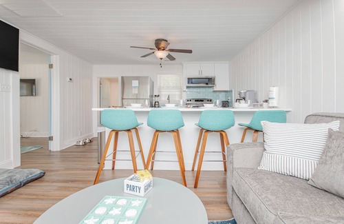 Crescent Beach Casa | Big dog friendly*Outdr Shower*1 blk to beach