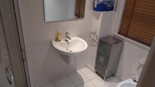Crofton Park Casa | Big ensuite room with shower and rest room and good garden view