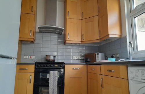 Crofton Park Casa | Big ensuite room with shower and rest room and good garden view