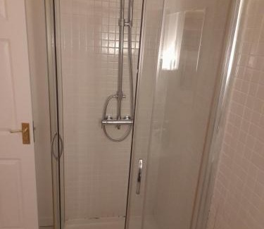 Crofton Park Casa | Big ensuite room with shower and rest room and good garden view