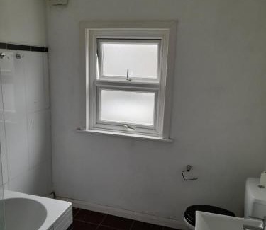 Crofton Park Casa | Big ensuite room with shower and rest room and good garden view