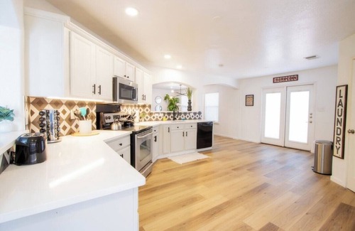 Southside Casa | Big Family House w Theater Pool table