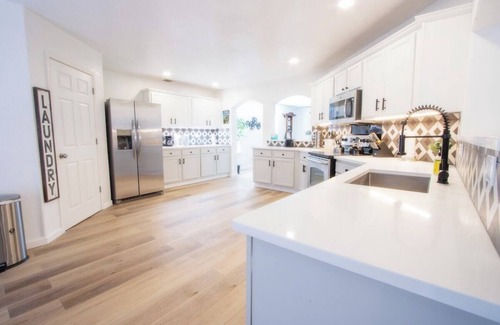 Southside Casa | Big Family House w Theater Pool table