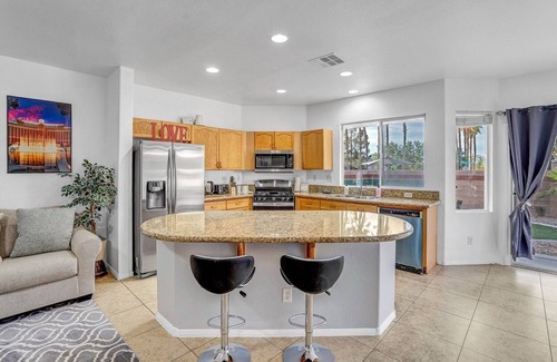 Rhodes Ranch Casa | Big Family: Luxurious, King Beds, Pool Table, Fireplace, Backyard Oasis & More!