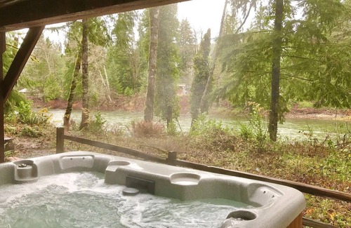 Gold Bar Casa | Big Foot Hideout: ¡una magnífica casa de 2 pisos frente al río para hasta 8 + mascotas con jacuzzi y parrilla!